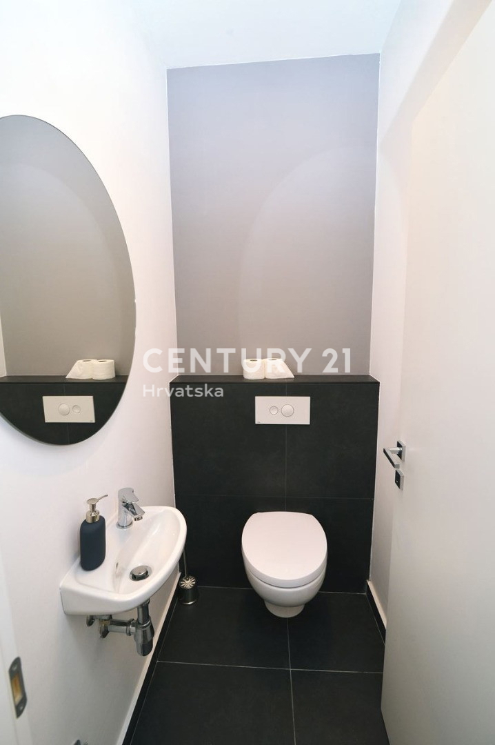 OPATIJA, LOVRAN, TRIETAŽNO STANOVANJE S POGLEDOM NA MORJE IN DVEMA TERASAMA, 100 M OD PLAŽE IN 800 M OD STAREGA DELO MESTA