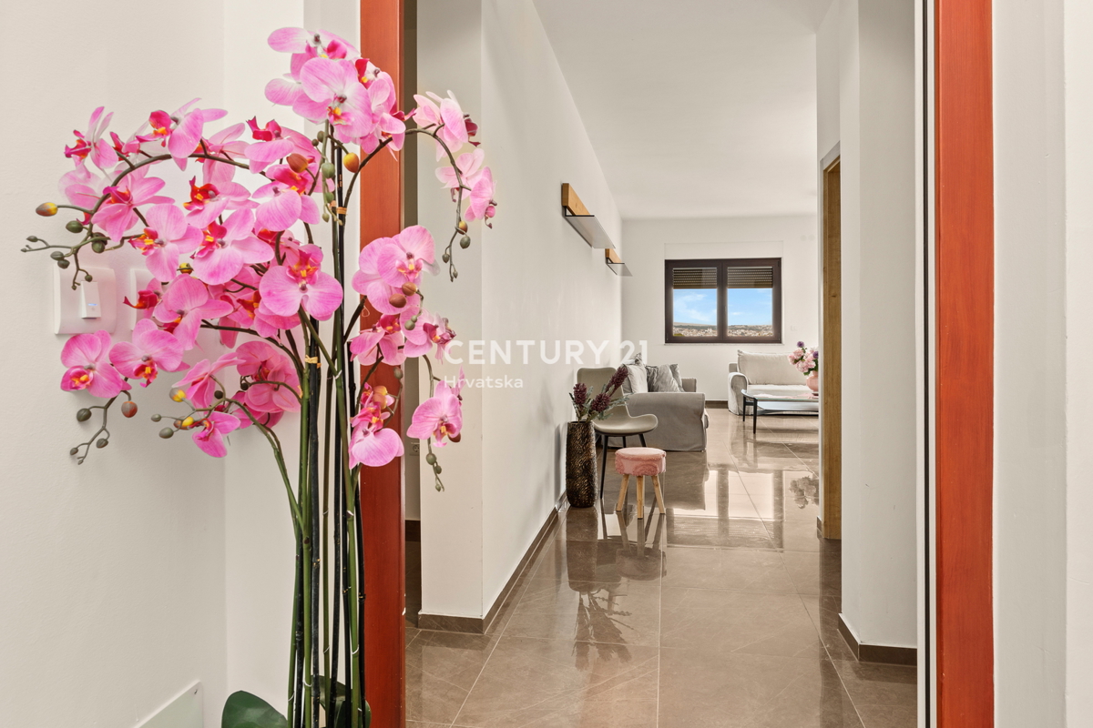 MEDULIN, PROSTO IN LUKSUZNO STANOVANJE S BAZENOM IN POGLEDOM NA MORJE