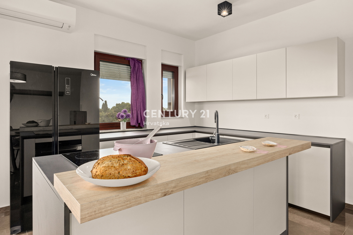 MEDULIN, PROSTO IN LUKSUZNO STANOVANJE S BAZENOM IN POGLEDOM NA MORJE