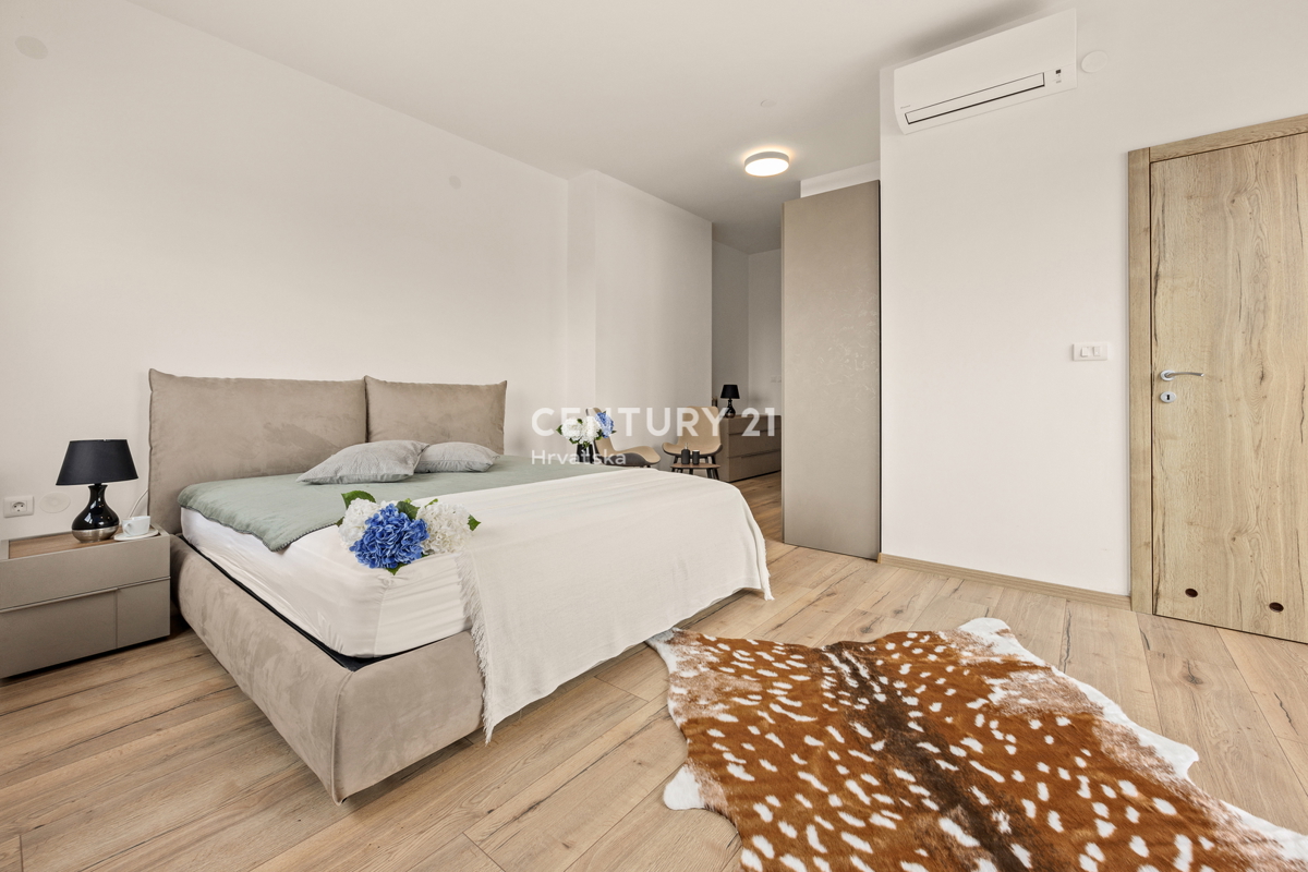 MEDULIN, PROSTO IN LUKSUZNO STANOVANJE S BAZENOM IN POGLEDOM NA MORJE