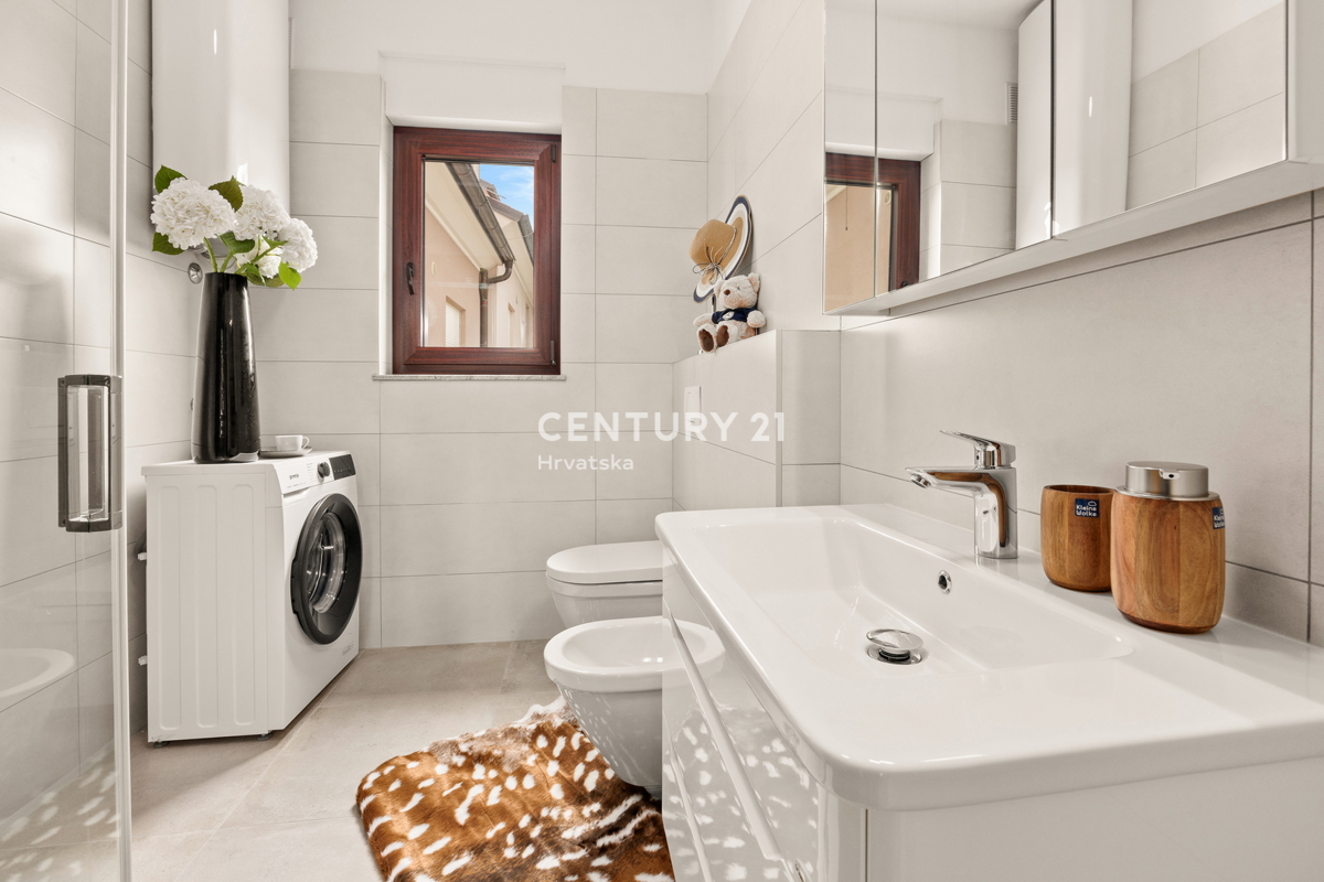 MEDULIN, PROSTO IN LUKSUZNO STANOVANJE S BAZENOM IN POGLEDOM NA MORJE