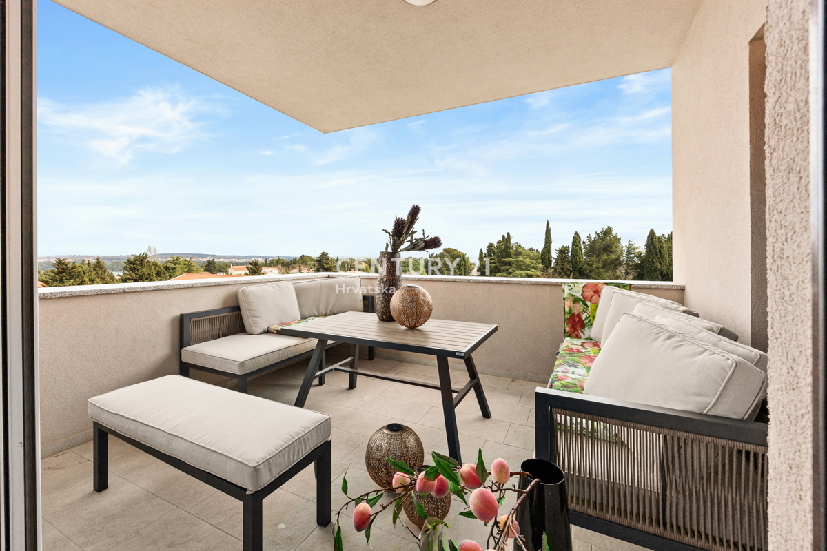 MEDULIN, PROSTO IN LUKSUZNO STANOVANJE S BAZENOM IN POGLEDOM NA MORJE