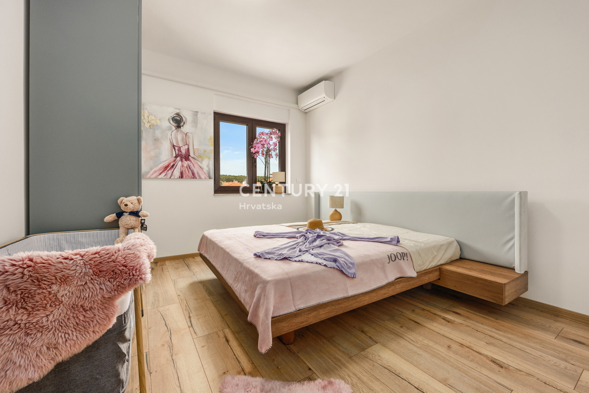 MEDULIN, PROSTO IN LUKSUZNO STANOVANJE S BAZENOM IN POGLEDOM NA MORJE