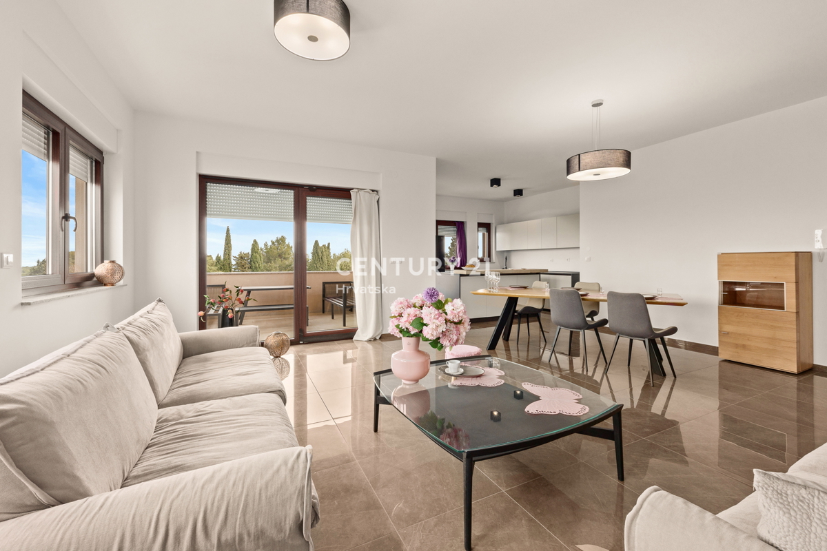 MEDULIN, PROSTO IN LUKSUZNO STANOVANJE S BAZENOM IN POGLEDOM NA MORJE