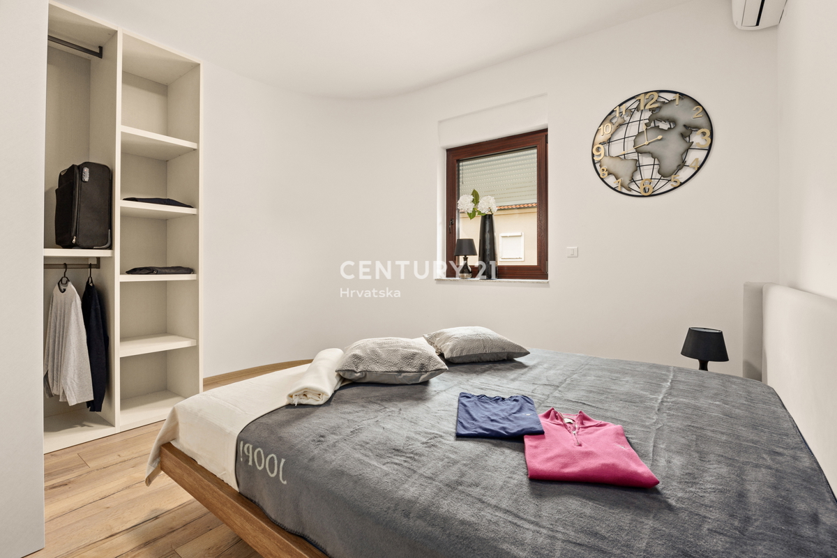 MEDULIN, PROSTO IN LUKSUZNO STANOVANJE S BAZENOM IN POGLEDOM NA MORJE