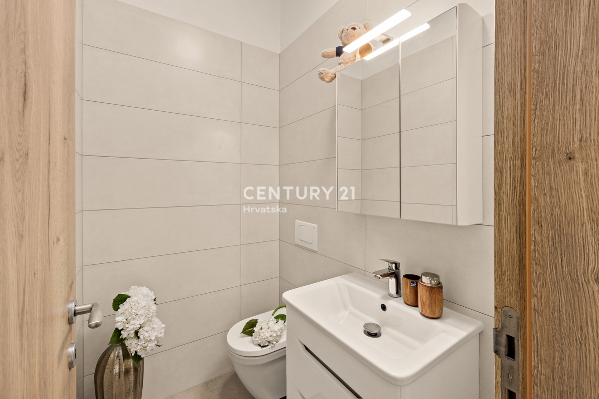 MEDULIN, PROSTO IN LUKSUZNO STANOVANJE S BAZENOM IN POGLEDOM NA MORJE