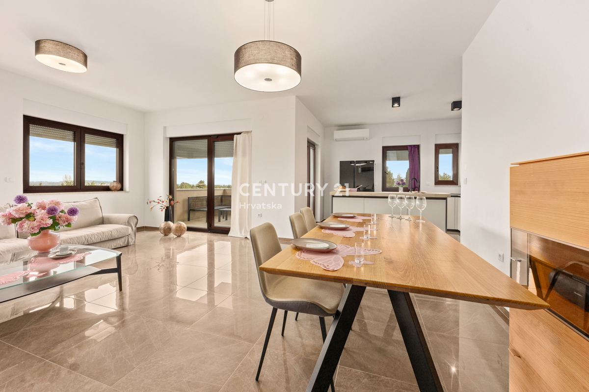 MEDULIN, PROSTO IN LUKSUZNO STANOVANJE S BAZENOM IN POGLEDOM NA MORJE