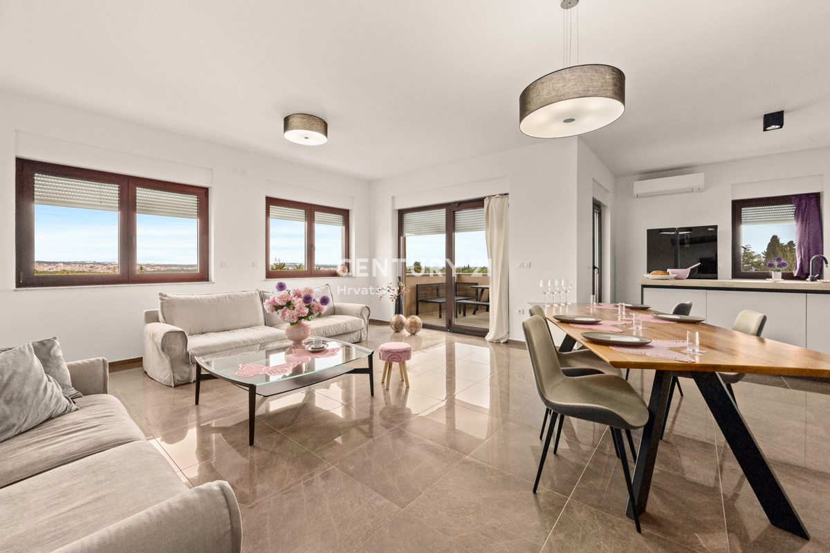 MEDULIN, PROSTO IN LUKSUZNO STANOVANJE S BAZENOM IN POGLEDOM NA MORJE