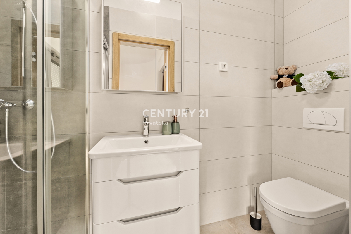 MEDULIN, PROSTO IN LUKSUZNO STANOVANJE S BAZENOM IN POGLEDOM NA MORJE