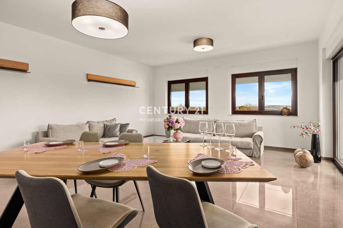 MEDULIN, PROSTO IN LUKSUZNO STANOVANJE S BAZENOM IN POGLEDOM NA MORJE