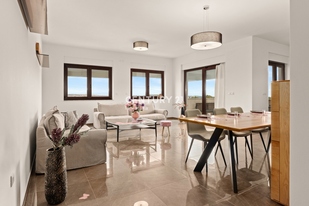 MEDULIN, PROSTO IN LUKSUZNO STANOVANJE S BAZENOM IN POGLEDOM NA MORJE