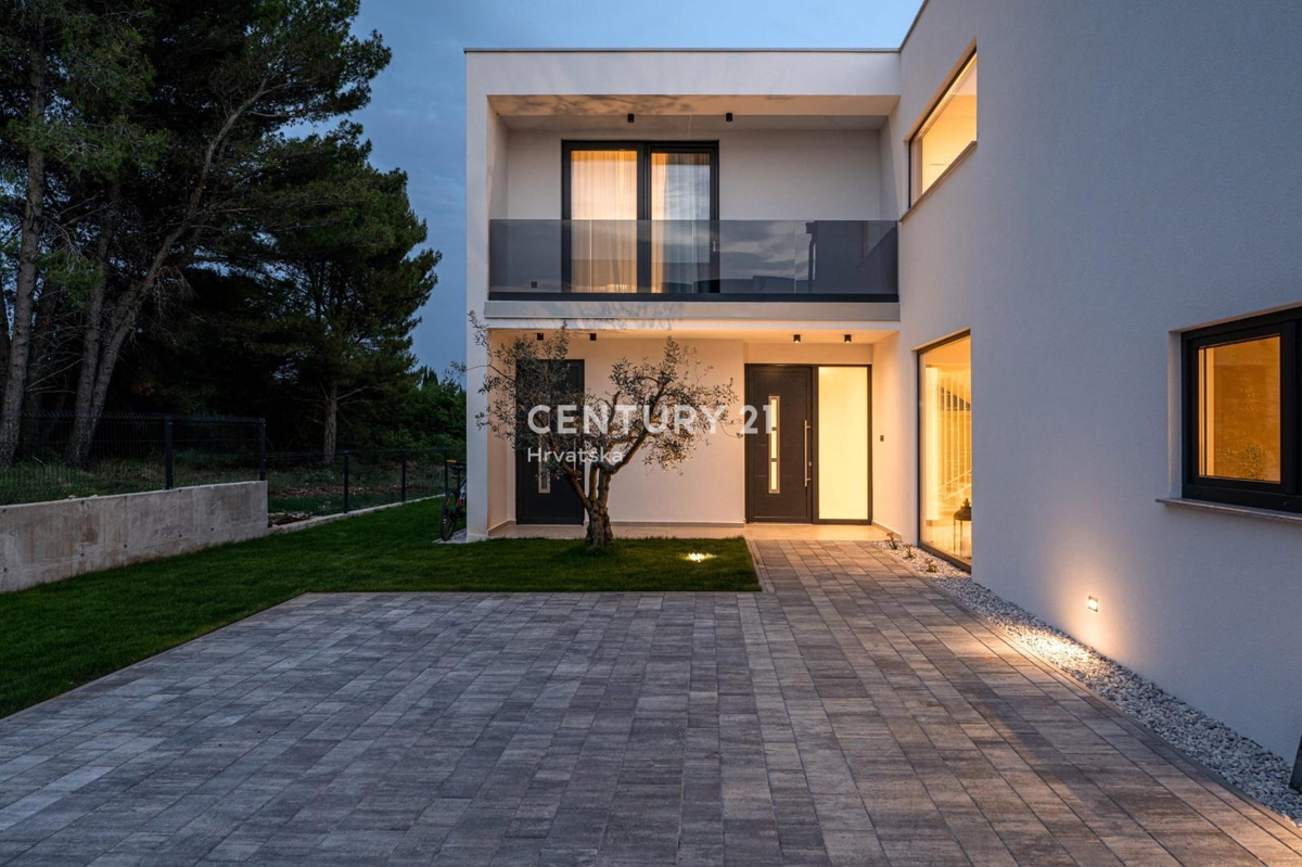 VABRIGA, ČUDOVITA, LUKSUZNA VILA S BAZENOM NA ODLIČNI LOKACIJI