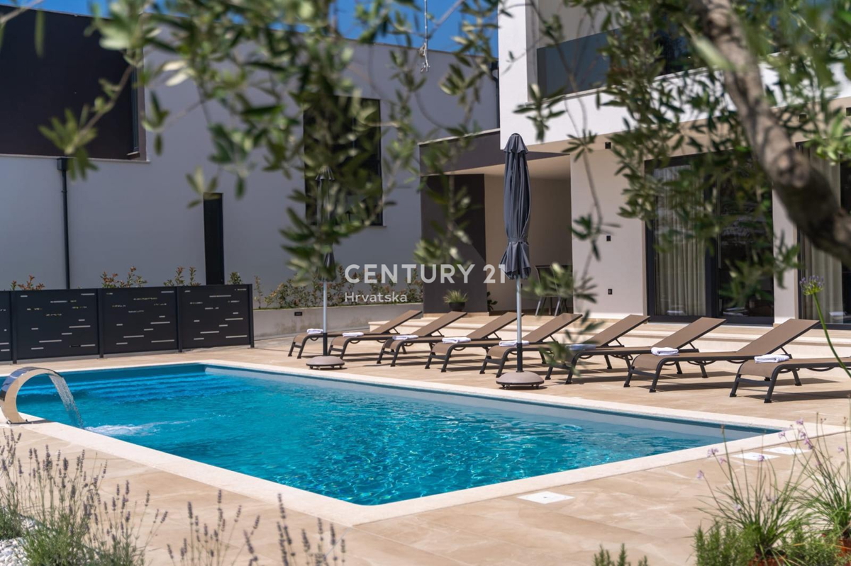 VABRIGA, ČUDOVITA, LUKSUZNA VILA S BAZENOM NA ODLIČNI LOKACIJI