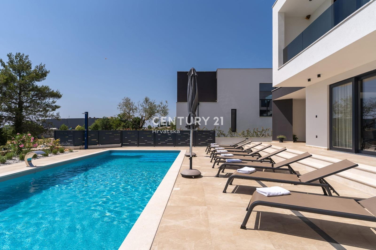 VABRIGA, ČUDOVITA, LUKSUZNA VILA S BAZENOM NA ODLIČNI LOKACIJI