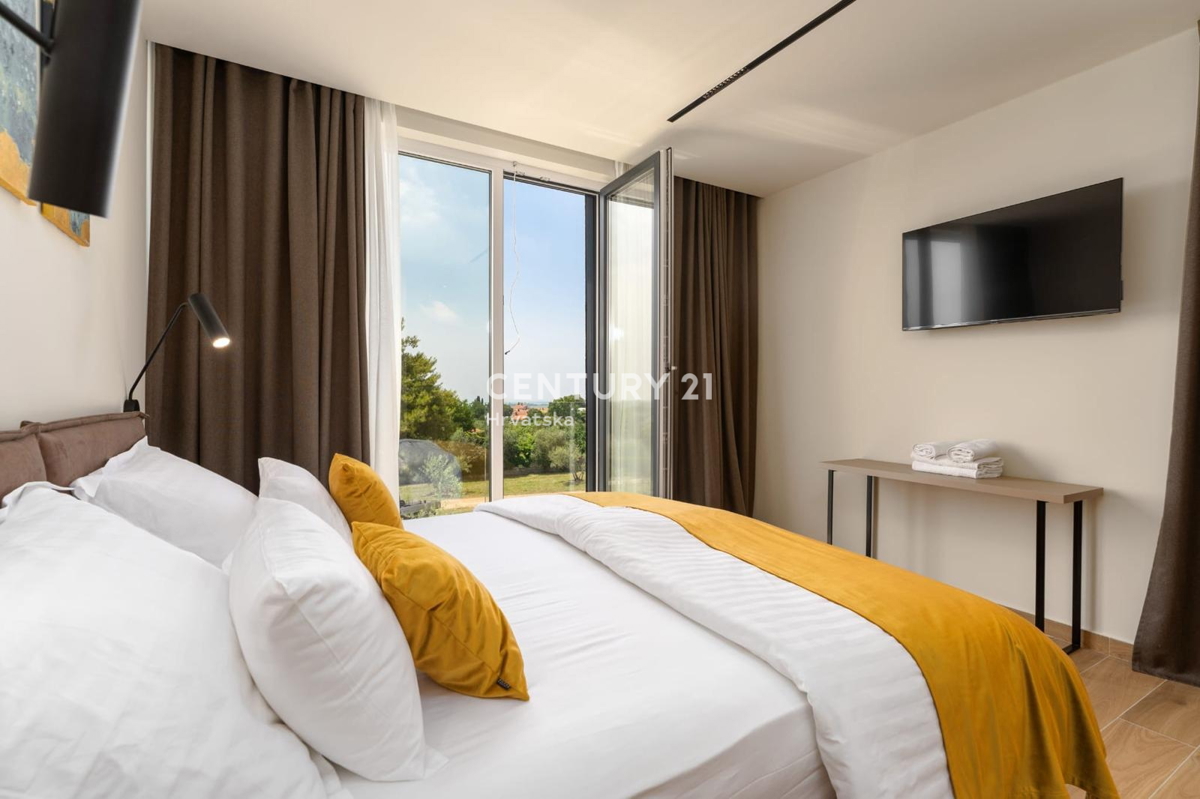 VABRIGA, ČUDOVITA, LUKSUZNA VILA S BAZENOM NA ODLIČNI LOKACIJI