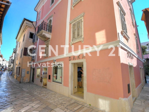 POREČ, ČUDOVITO STANOVANJE V SREDIŠČU MESTA