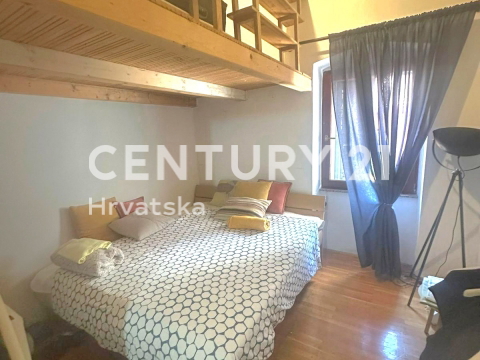 POREČ, ČUDOVITO STANOVANJE V SREDIŠČU MESTA