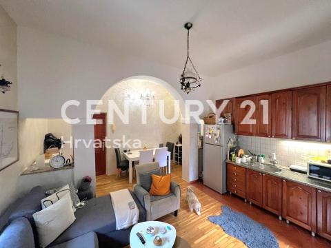 POREČ, ČUDOVITO STANOVANJE V SREDIŠČU MESTA