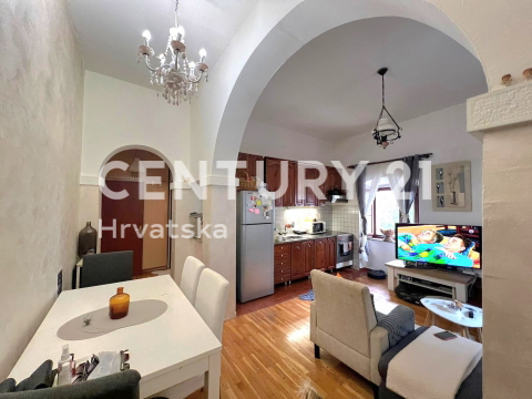 POREČ, ČUDOVITO STANOVANJE V SREDIŠČU MESTA