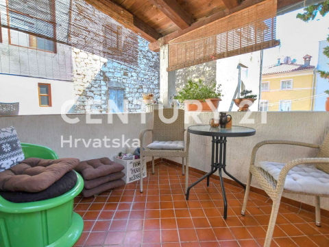 POREČ, ČUDOVITO STANOVANJE V SREDIŠČU MESTA