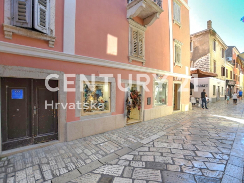 POREČ, ČUDOVITO STANOVANJE V SREDIŠČU MESTA