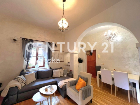 POREČ, ČUDOVITO STANOVANJE V SREDIŠČU MESTA