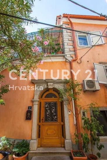 CRES, PRODAJA GOSTINSKO-STANOVANJSKE VENECIJSKE VILE V CENTRU