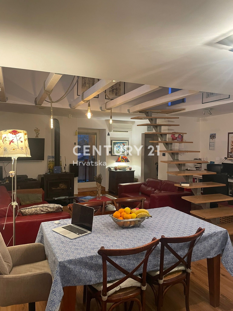 CRES, PRODAJA GOSTINSKO-STANOVANJSKE VENECIJSKE VILE V CENTRU