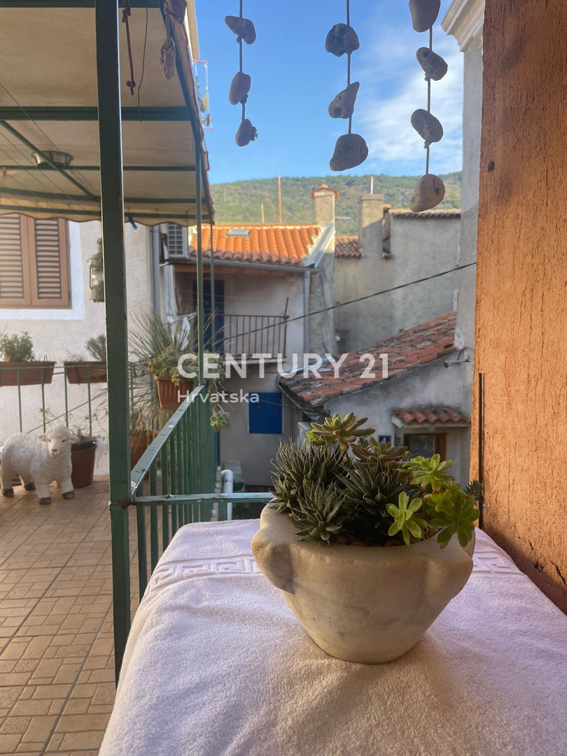 CRES, PRODAJA GOSTINSKO-STANOVANJSKE VENECIJSKE VILE V CENTRU