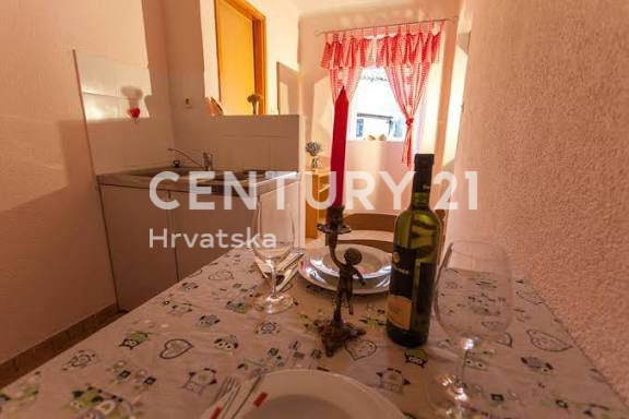 CRES, PRODAJA GOSTINSKO-STANOVANJSKE VENECIJSKE VILE V CENTRU