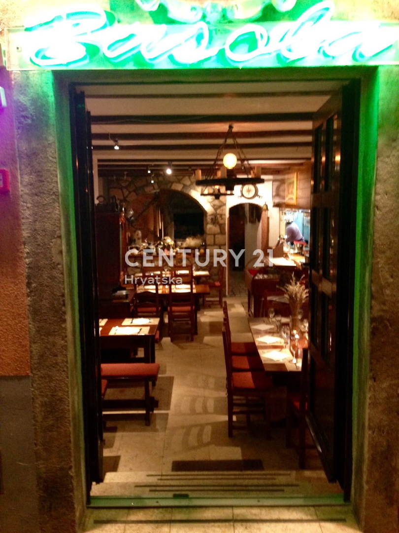 CRES, PRODAJA GOSTINSKO-STANOVANJSKE VENECIJSKE VILE V CENTRU