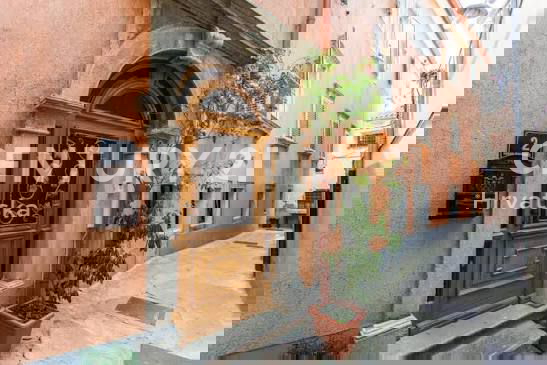 CRES, PRODAJA GOSTINSKO-STANOVANJSKE VENECIJSKE VILE V CENTRU