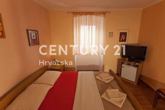 CRES, PRODAJA GOSTINSKO-STANOVANJSKE VENECIJSKE VILE V CENTRU