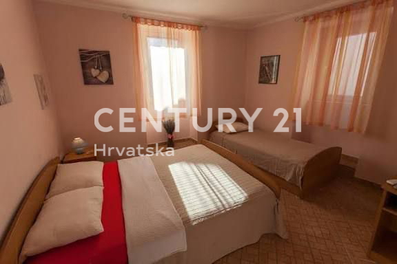 CRES, PRODAJA GOSTINSKO-STANOVANJSKE VENECIJSKE VILE V CENTRU