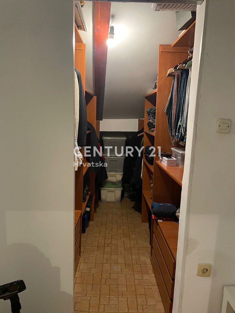 CRES, PRODAJA GOSTINSKO-STANOVANJSKE VENECIJSKE VILE V CENTRU