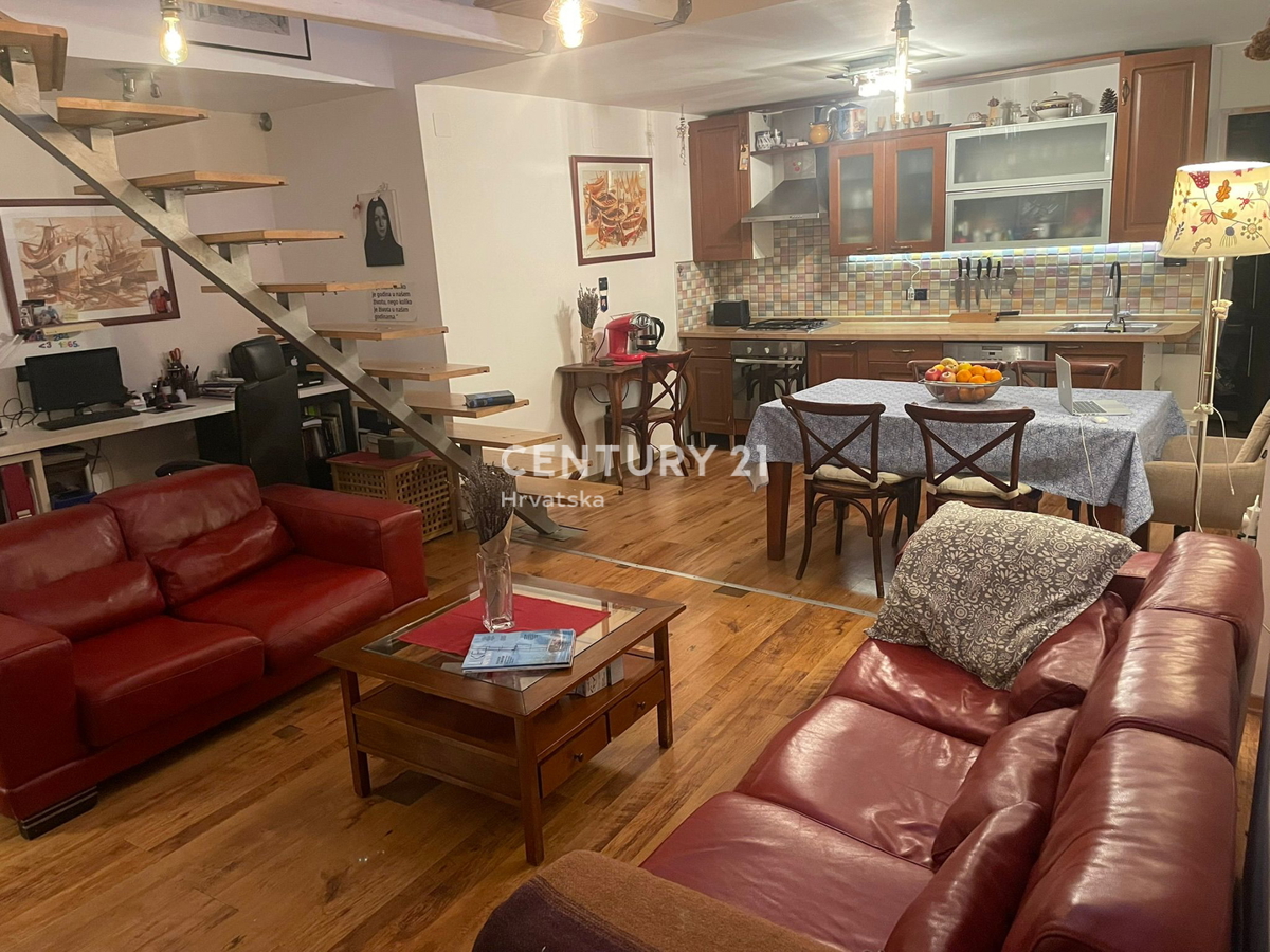 CRES, PRODAJA GOSTINSKO-STANOVANJSKE VENECIJSKE VILE V CENTRU