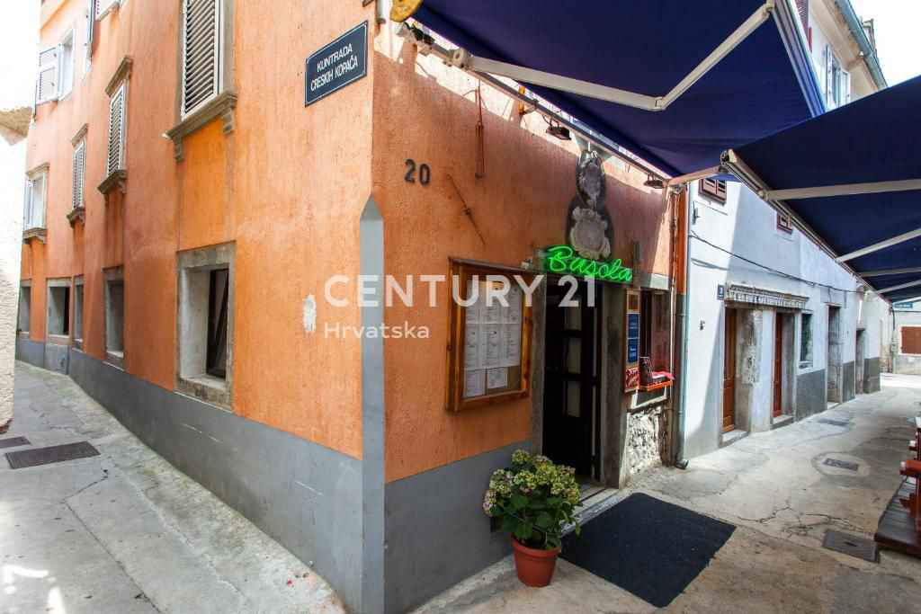 CRES, PRODAJA GOSTINSKO-STANOVANJSKE VENECIJSKE VILE V CENTRU