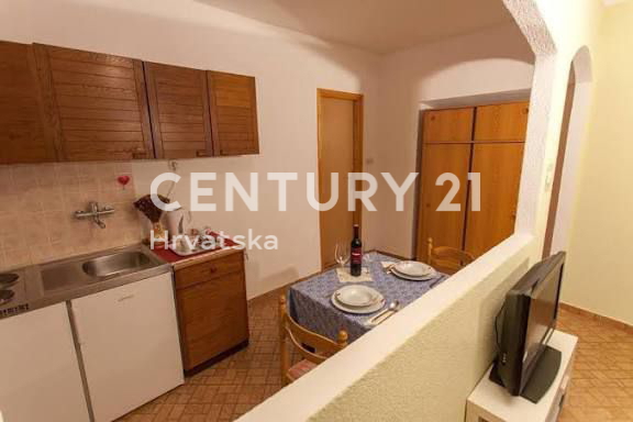 CRES, PRODAJA GOSTINSKO-STANOVANJSKE VENECIJSKE VILE V CENTRU