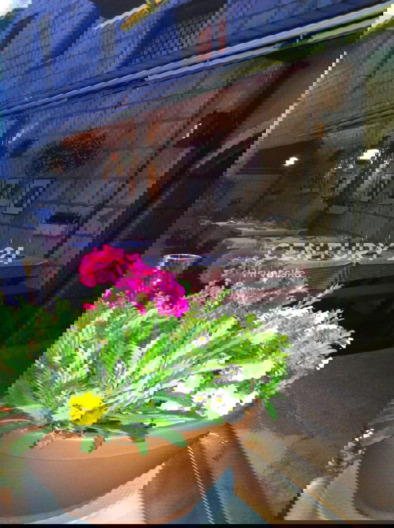 CRES, PRODAJA GOSTINSKO-STANOVANJSKE VENECIJSKE VILE V CENTRU