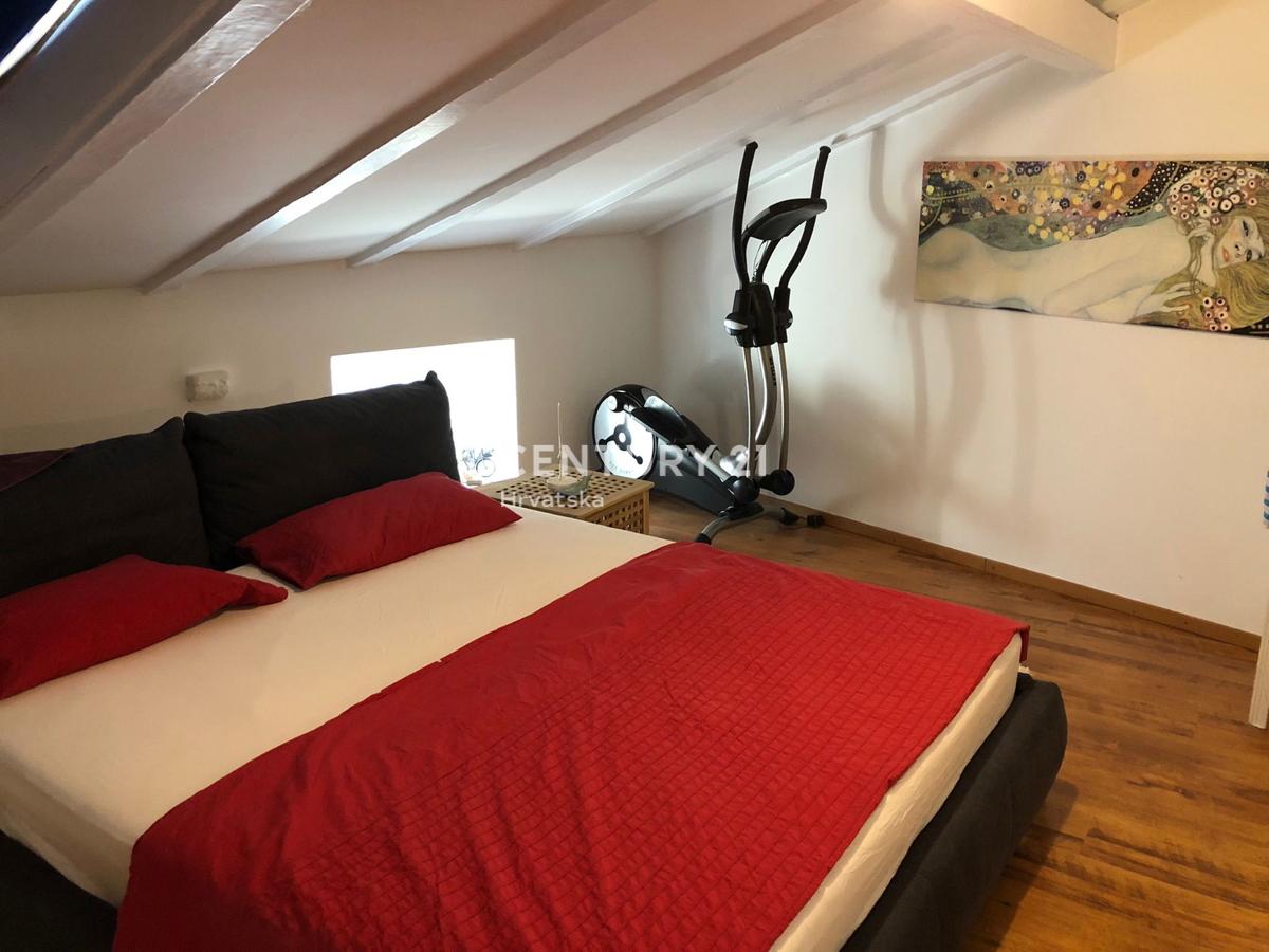 CRES, PRODAJA GOSTINSKO-STANOVANJSKE VENECIJSKE VILE V CENTRU