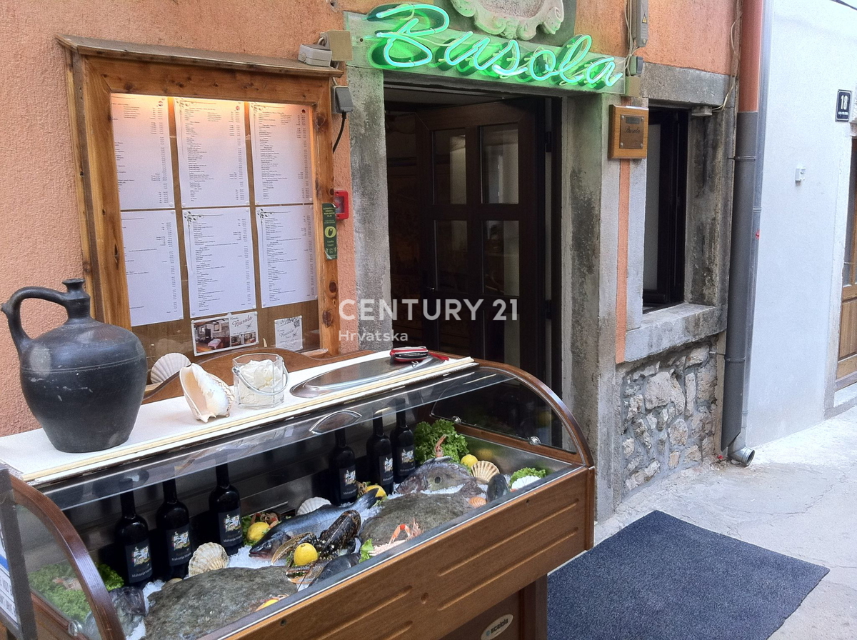 CRES, PRODAJA GOSTINSKO-STANOVANJSKE VENECIJSKE VILE V CENTRU