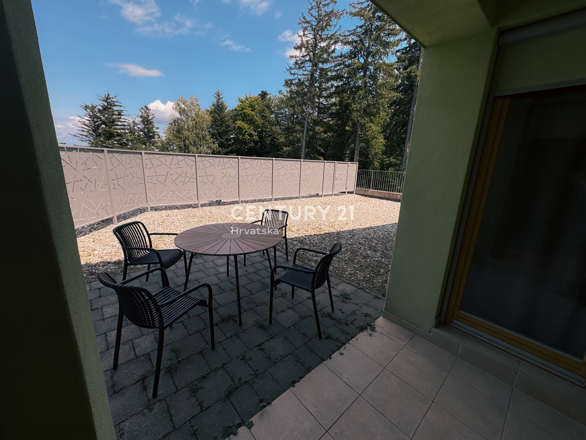 MARIBOR, POHORJE, STANOVANJE V PRITLIČJU Z VELIKIM ATRIJEM