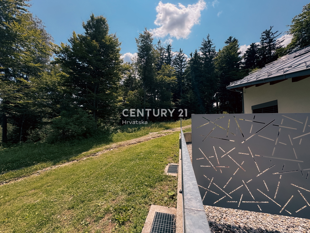 MARIBOR, POHORJE, STANOVANJE V PRITLIČJU Z VELIKIM ATRIJEM