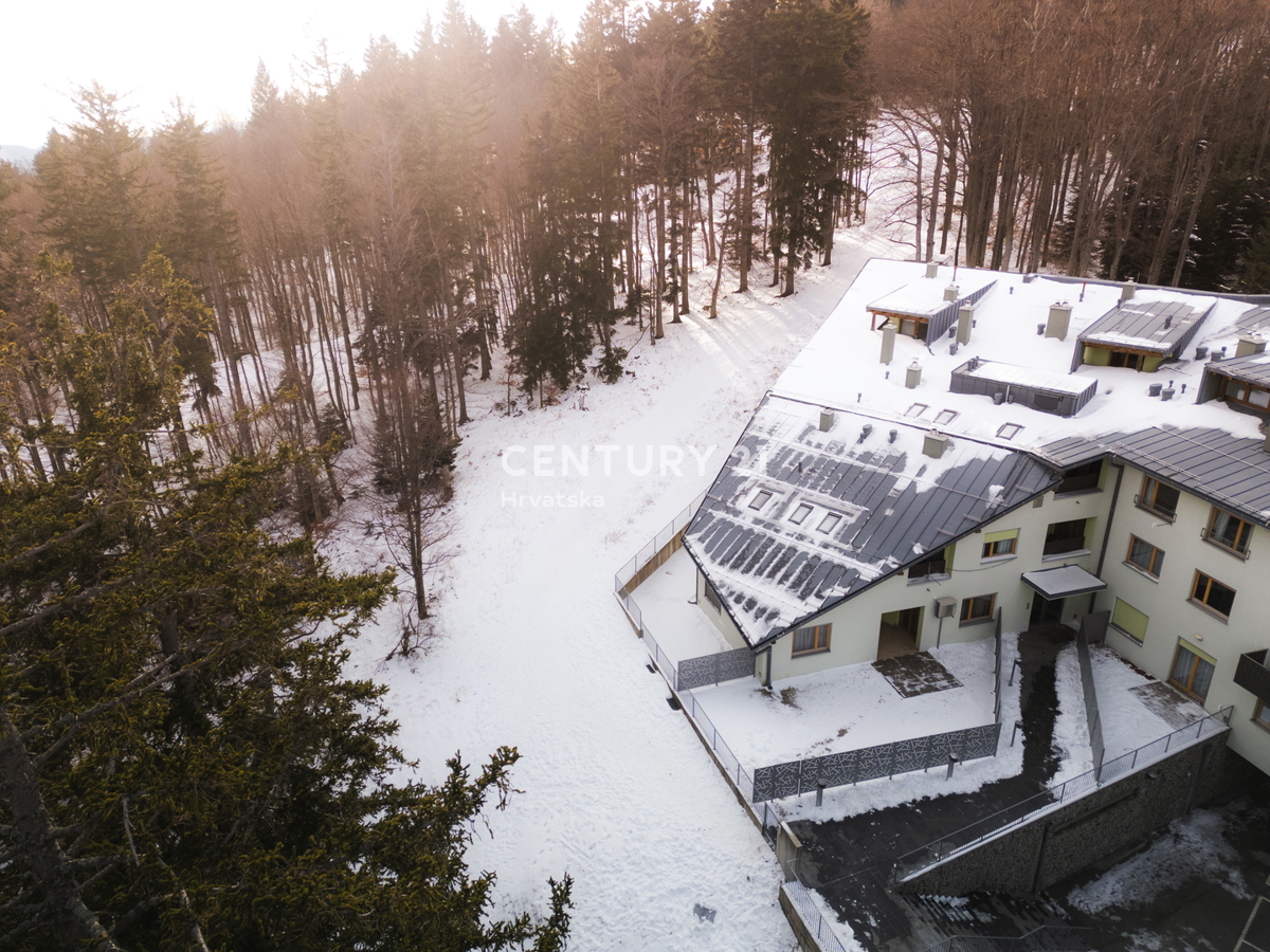 MARIBOR, POHORJE, STANOVANJE V PRITLIČJU Z VELIKIM ATRIJEM