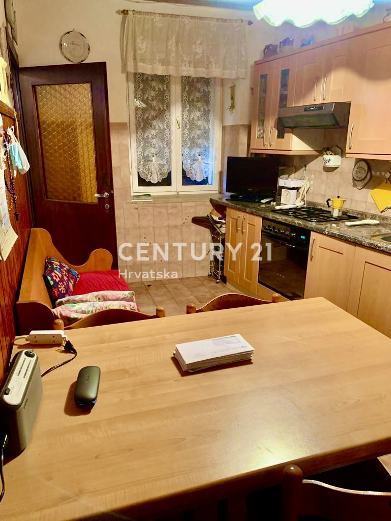 BALE, KAMNITA HIŠA V VRSTI Z VELIKIM POTENCIALOM