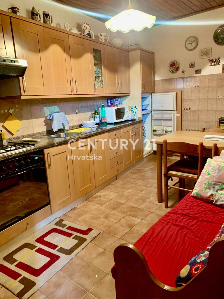 BALE, KAMNITA HIŠA V VRSTI Z VELIKIM POTENCIALOM