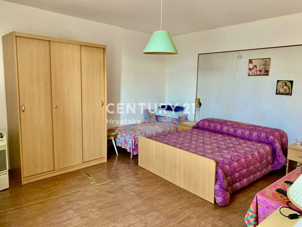 BALE, KAMNITA HIŠA V VRSTI Z VELIKIM POTENCIALOM