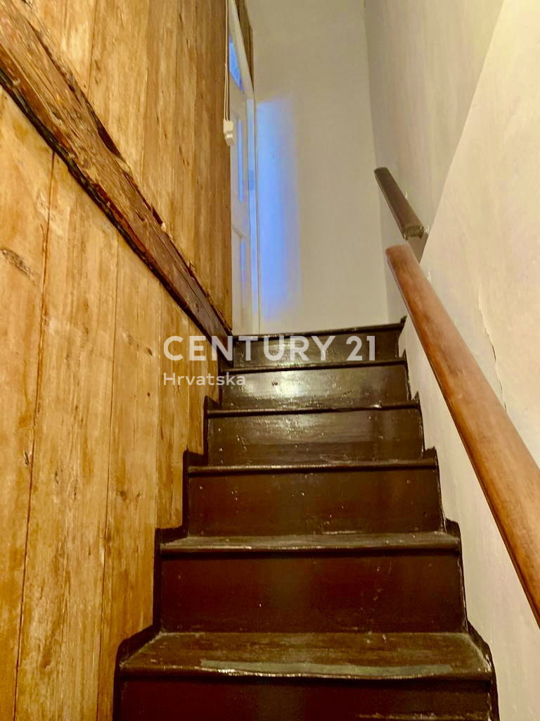 BALE, KAMNITA HIŠA V VRSTI Z VELIKIM POTENCIALOM