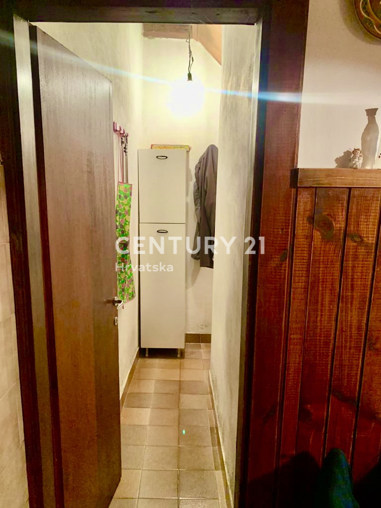 BALE, KAMNITA HIŠA V VRSTI Z VELIKIM POTENCIALOM