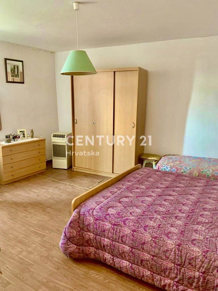 BALE, KAMNITA HIŠA V VRSTI Z VELIKIM POTENCIALOM